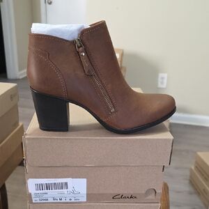 Clarks Diana Pioneer Tan Leather  Ankle Booties with Zipper